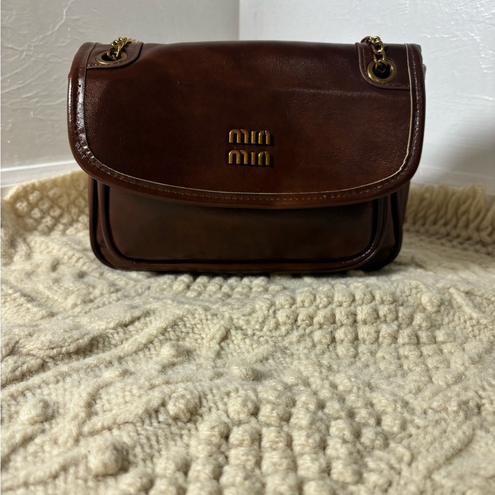 Elegant Brown Leather Crossbody Bag with Flap Closure